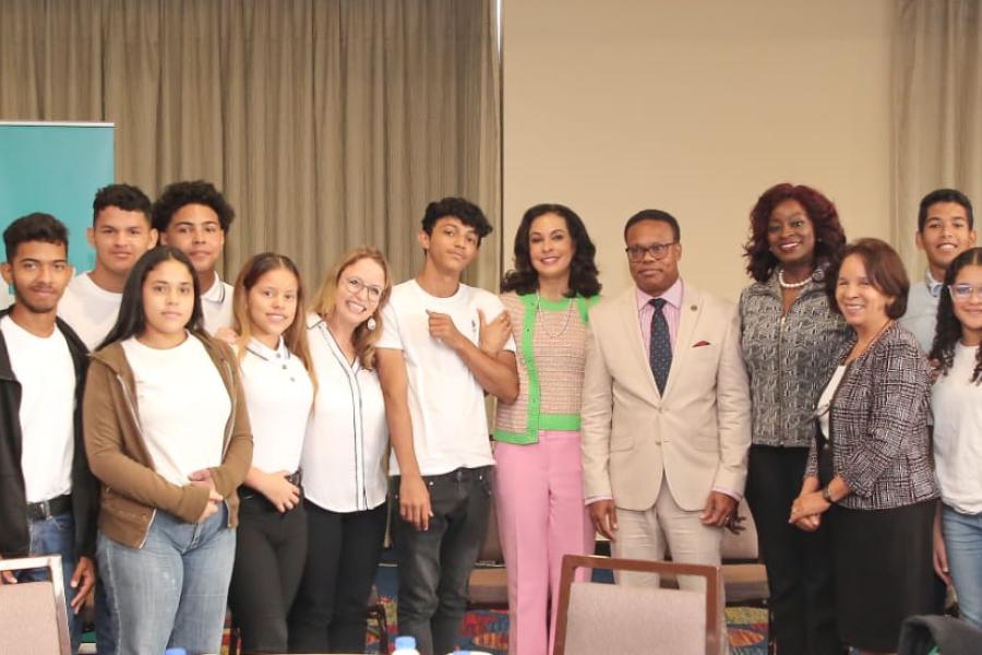 US Ambassador Candace Bond poses with Venezuelan refugee and migrant children