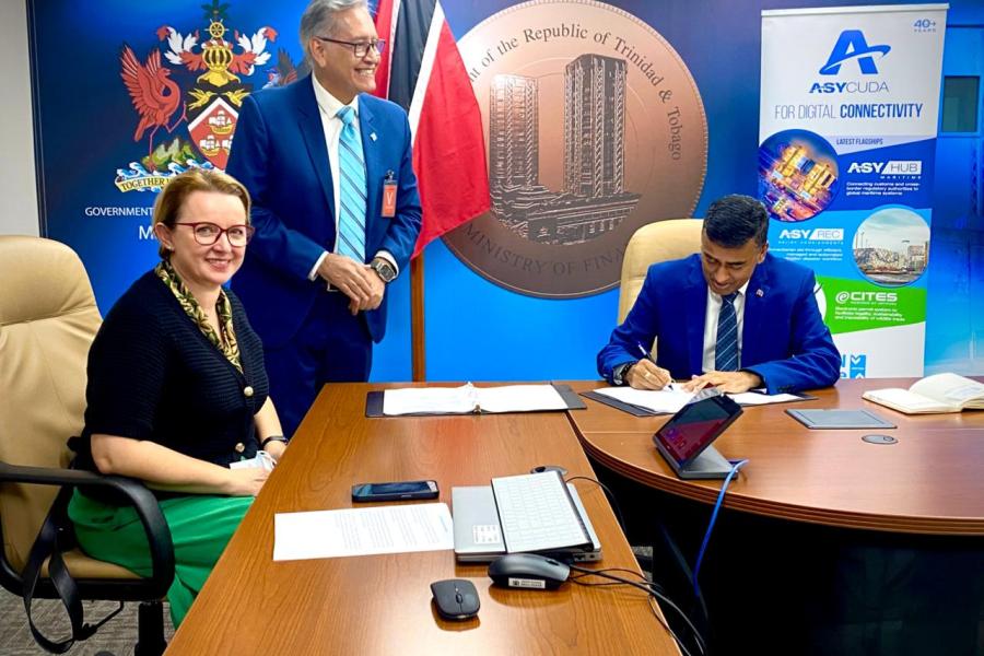 Minister of Finance signs agreement at the meeting table